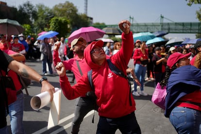 Los maestros han lanzado huevos a las instalaciones de la coordinación de educación preescolar, en Ciudad de México.