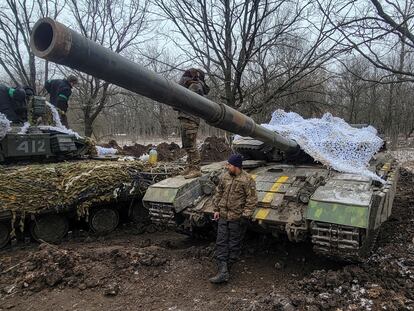 Militares ucranios junto a varios tanques cerca de la ciudad de Bajmut, en la región de Donetsk.