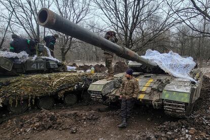 Militares ucranios junto a varios tanques cerca de la ciudad de Bajmut, en la región de Donetsk.