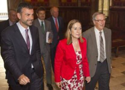 La ministra de Fomento, Ana Pastor, junto al alcalde de Barcelona, Xavier Trias (d), y el conseller de Territorio y Sostenibilidad, Santi Vila (i), en el Saló de Cent del Ayuntamiento de Barcelona, donde esta mañana han firmado un protocolo de intenciones entre Adif y el Ayuntamiento de Barcelona que permitirá dar un nuevo impulso a las obras de la estación de La Sagrera.