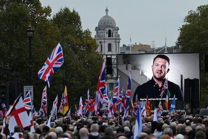 Una pantalla gigante con el rostro de Tommy Robinson, este sábado, en el centro de Londres