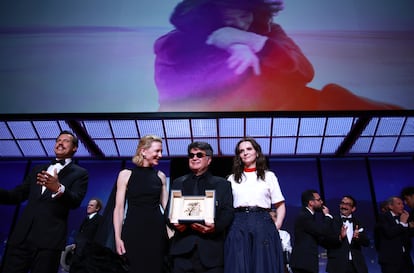 El cineasta ireaní Jafar Panahi sostiene la Palma de Oro al lado de las actrices Juliette Binoche y Cate Blanchett.