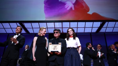 El cineasta ireaní Jafar Panahi sostiene la Palma de Oro al lado de las actrices Juliette Binoche y Cate Blanchett.