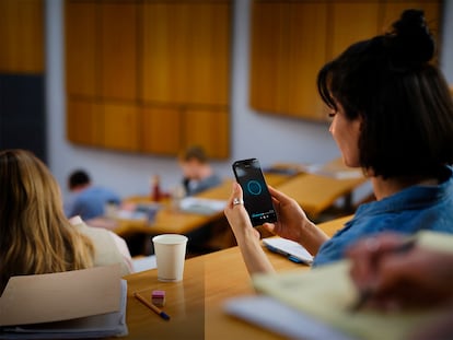 Uso del Ring Intercom por parte de una chica