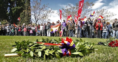 Homenaje a las víctimas del franquismo en una de las fosas comunes del Cementerio General de Valencia, en 2012.