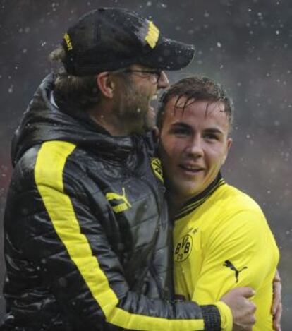 Klopp abraza a Götze en un partido de la pasada temporada