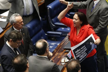 A senadora Fátima Bezerra (PT) bate boca com colegas após o impeachment.