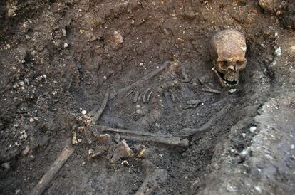 Los restos de Ricardo III que los investigadores de la Universidad de Leicester encontraron. El esqueleto del soberano se hallaba debajo del que antiguamente, hasta el siglo XVII, fue el coro de la iglesia de Greyfriars. A lo largo de los siglos, el mismo lugar acabó ocupado por un párking.