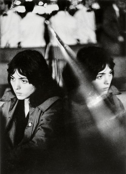 'Nancy escuchando jazz', Greenwich Village, Nueva York (1958).