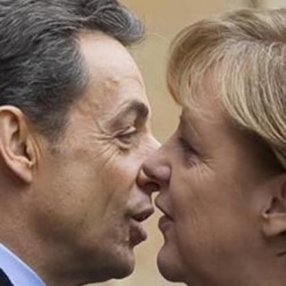 El presidente francés, Nicolas Sarkozy (i), recibe a la canciller alemana, Angela Merkel, a su llegada a la mini-cumbre a tres bandas con el nuevo primer ministro italiano, Mario Monti, en Estrasburgo (Francia).