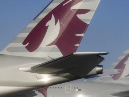 Aviones de Qatar Airways, estacionados en un aeropuerto.