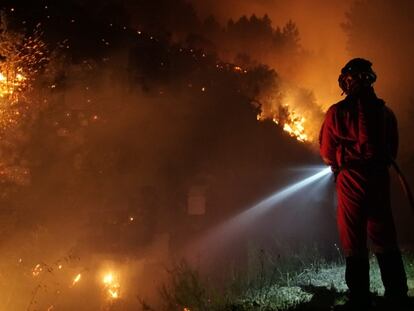 Trabajos nocturnos de los militares de la UME desplegados en la zona del incendio de Las Hurdes.