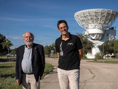 Michel Mayor, a la izquierda, y Didier Queloz, ganadores del Nobel de Física 2019 por el descubrimiento del primer exoplaneta, en el Centro Europeo de Astronomía Espacial (ESAC), en Villafranca del Castillo, Madrid.