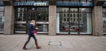 Una persona pasa por delante de la oficina del Danske Bank en Hamburgo. Christian Charisius. Getty Images