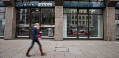 Una persona pasa por delante de la oficina del Danske Bank en Hamburgo. Christian Charisius. Getty Images 