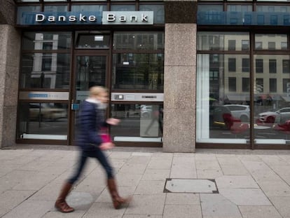 Una persona pasa por delante de la oficina del Danske Bank en Hamburgo. Christian Charisius. Getty Images 