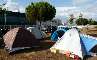 Acampada de trabajadores de Vestas frente a la planta de León, en Villadangos del Páramo (León).