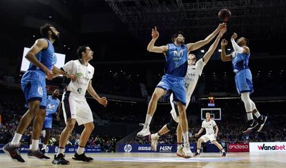 Los jugadores del Estudiantes y el Unicaja pelean por un rebote