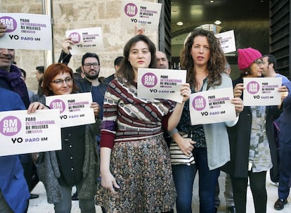 Diputadas y trabajadores de las Cortes Valencianas en el paro por el 8 de Marzo. 