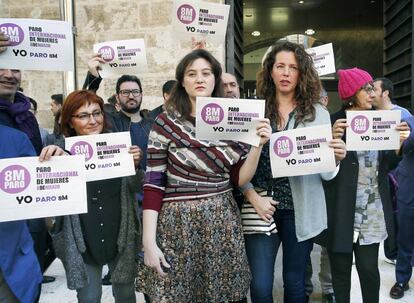 Diputadas y trabajadores de las Cortes Valencianas en el paro por el 8 de Marzo.