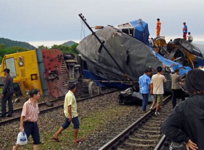 Varios equipos de rescate, junto al tren que ha descarrilado en Tailandia.