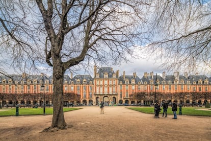 Inaugurada en 1612 como Place Royale y rebautizada con su actual nombre en 1800 en honor al departamento de los Vosgos, el primero de Francia en pagar sus impuestos, la plaza de los Vosgos (Place des Vosges, en francés) <a href="https://elviajero.elpais.com/elviajero/2018/07/19/actualidad/1531990629_501501.html" target="_blank">es la glorieta más antigua de París</a>, aunque no la más turística. Siempre fue un emplazamiento residencial y entre sus inquilinos más célebres estuvo el mismísimo Cardenal Richelieu (1585-1642), primer ministro del rey Luis XIII. Alejandro Dumas, autor de 'Los tres mosqueteros', describió al cardenal como un ministro codicioso y hambriento de poder. <br><br> Los Vosgos también fue morada de Víctor Hugo (1802-1885), uno de los escritores más importantes en lengua francesa ('Los Miserables', 'Nuestra Señora de París', entre otros clásicos) que todavía tiene <a href="https://www.maisonsvictorhugo.paris.fr/es" target="_blank">un pequeño museo dedicado a su vida y a su época</a>, en el apartamento de la tercera planta del Hotel de Rohan-Guêmémée donde vivió, con vistas a la plaza. El lugar sigue siendo hoy bastante tranquilo, un elegante conjunto de 36 casas simétricas con soportales, tejados inclinados de pizarra y grandes buhardillas alrededor de un arbolado espacio con cuatro fuentes simétricas y una copia de 1829 de una estatua ecuestre de Luis XIII.