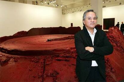 Anish Kapoor, ante su instalación <i>Mi patria roja, </i>en el Centro de Arte Contemporáneo de Málaga.