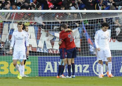 Damià celebra con Arribas el segundo gol de Osasuna ante Bale y Pepe.