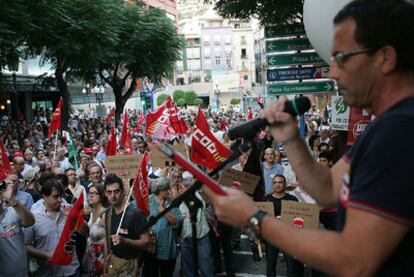 Un portavoz se dirige a los trabajadores de la CAM concentrados frente al Banco de España en Alicante.