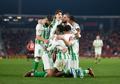 Los jugadores del Betis celebran el gol de Altimira, que le dio el triunfo al conjunto andaluz frente al Mallorca.