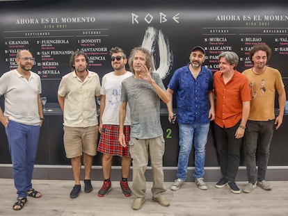 Robe Iniesta, en el centro, junto a su banda, después de la rueda de prensa el pasado 11 de agosto en Madrid donde presentó la gira de otoño.