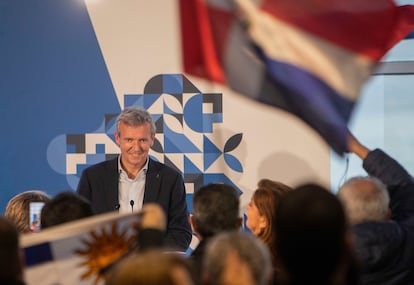 El candidato del PP a la Xunta de Galicia, Alfonso Rueda, interviene durante un acto con gallegos retornados en el Tinglado del Puerto de Vigo, este jueves.