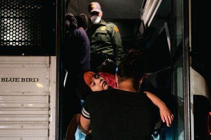 Una madre sube con su hijo a un autobús para ser llevados a una instalación de procesamiento de la patrulla fronteriza después de cruzar el Río Grande hacia los Estados Unidos.
