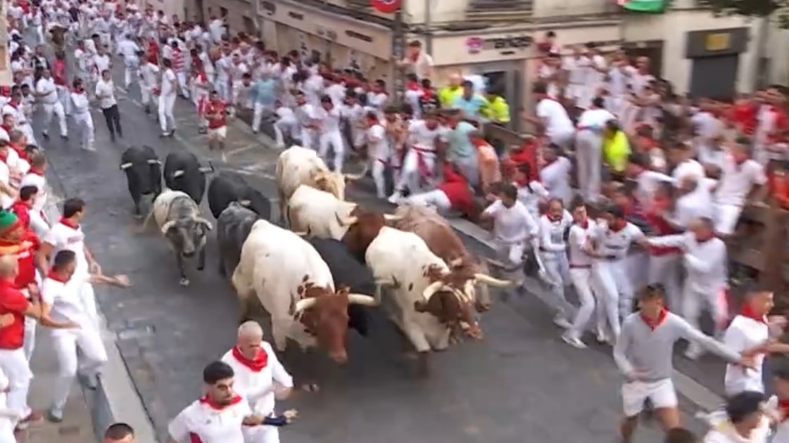 Segundo encierro de San Fermín 2026, en directo | Los Cebada Gago brindan un encierro rápido y compacto