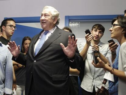 El consejero de Sanidad, Javier Rodr&iacute;guez, responde a las preguntas de los periodistas en un centro de salud. 