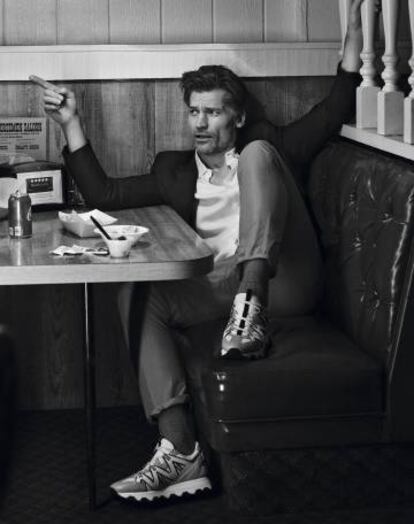 Nikolaj Coster-Waldau fotografiado en exclusiva para ICON con chaqueta de Prada, camisa abierta Sandro, pantalón Moncler 2, zapatillas Lanvin y calcetines de la estilista.