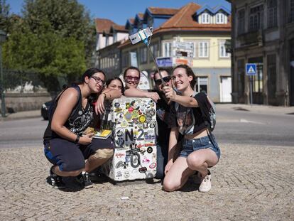 De izquierda a derecha, Andreia, Raquel, Tania, Artur y Ana, un grupo que atravesó Portugal de norte a sur, se retratan en el mojón del kilómetro cero de la Nacional 2 en Chaves.