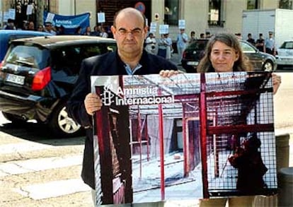 El director de la sección española de AI, durante la protesta ante la Embajada de EE UU en Madrid.