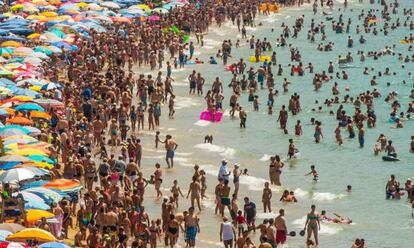 Ambiente en la playa de Levante de Benidorm, España.