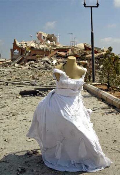 Un maniquí se mantiene en pie en Qana, donde más de 54 mujeres y niños fueron asesinados