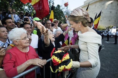 La reina Matilde recibe el cariño de la gente que se ha congregado en el exterior de la catedral de Saint Michael and Santa Gúdula, en Bruselas.