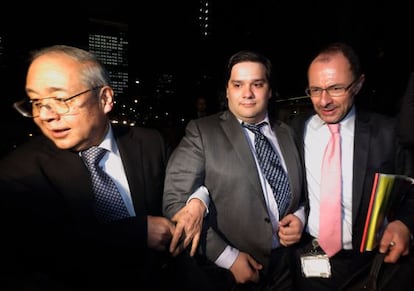 Mark Karpeles, fundador de Mt. Gox, escoltado por sus abogados tras el colapso de esta plataforma de cambio de bitcoins, la semana pasada en Tokio. 