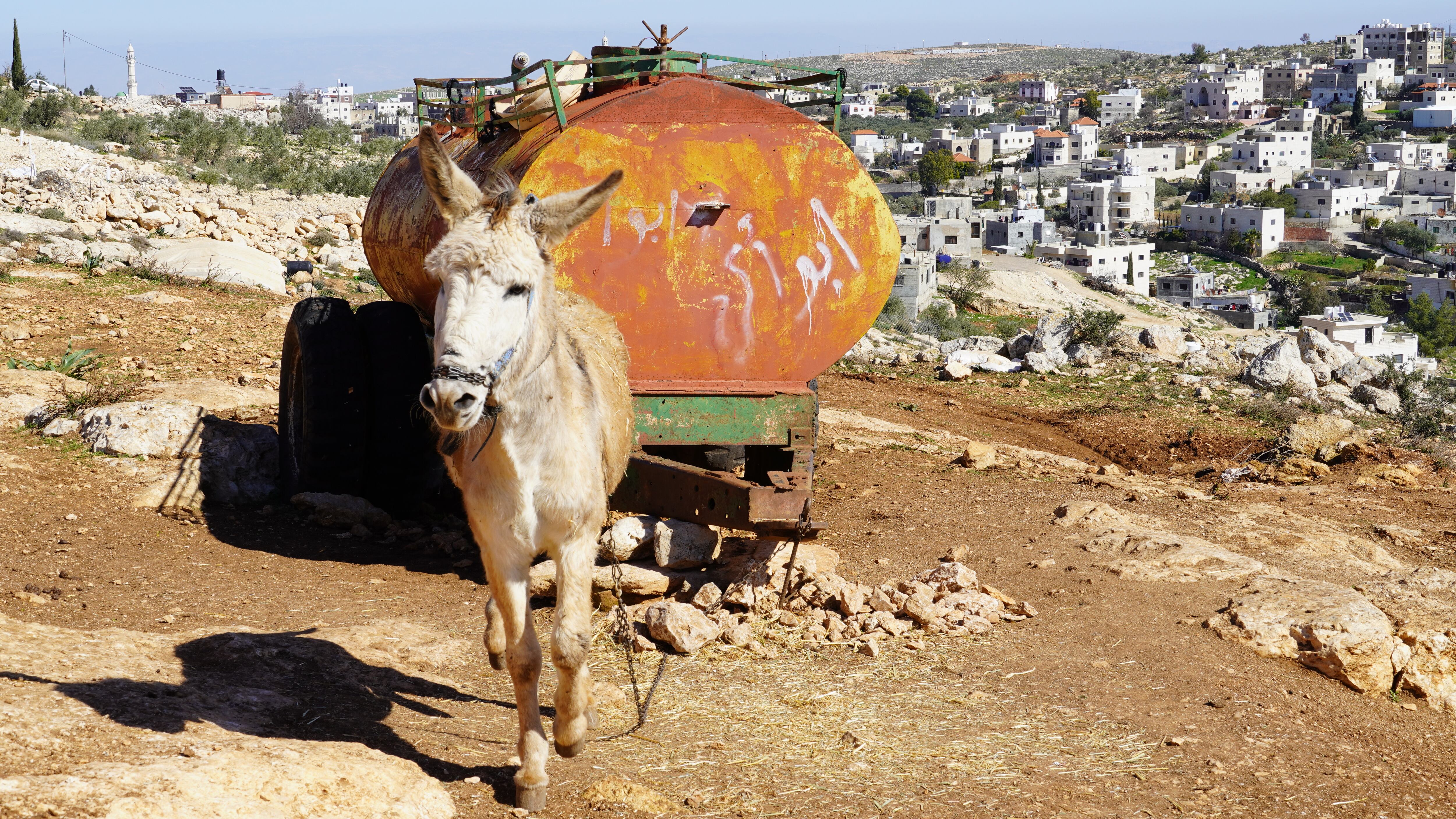 Viviendas y un depósito de agua en Al Mugayer, en Cisjordania.
