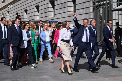 Alberto Núñez Feijóo saludaba este martes a su llegada al Congreso para la primera sesión de su debate de investidura.