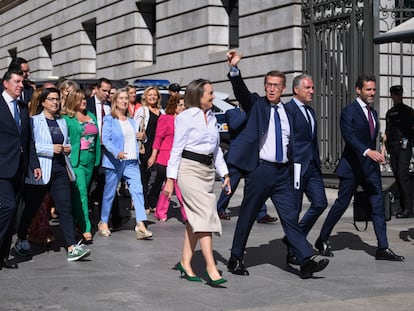 Alberto Núñez Feijóo saludaba este martes a su llegada al Congreso para la primera sesión de su debate de investidura.