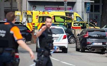 Policías aseguran la zona próxima al tiroteo.
