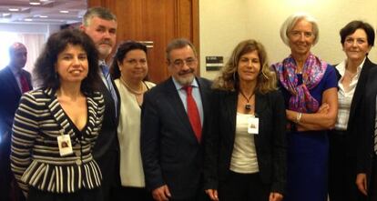 El presidente de los empresarios valencianos, José Vicente González, en el centro, con la presidenta del FMI, Christine Lagarde, segunda por la derecha.