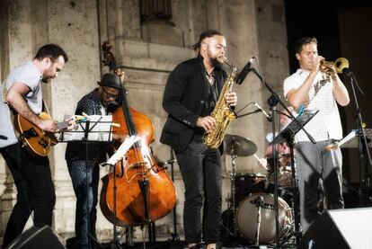 Los Maestros, con Aaron Parks, al piano, y Jeff Ballard, al piano, en la Plaza de Provenzano