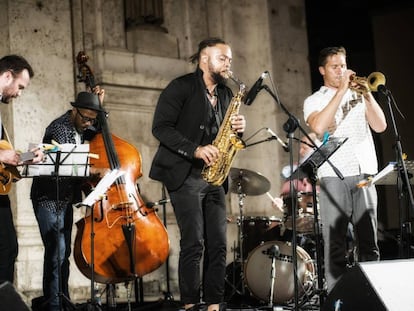 Los Maestros, con Aaron Parks, al piano, y Jeff Ballard, al piano, en la Plaza de Provenzano