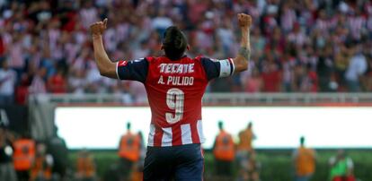 Alan Pulido celebra la victoria del Guadalajara